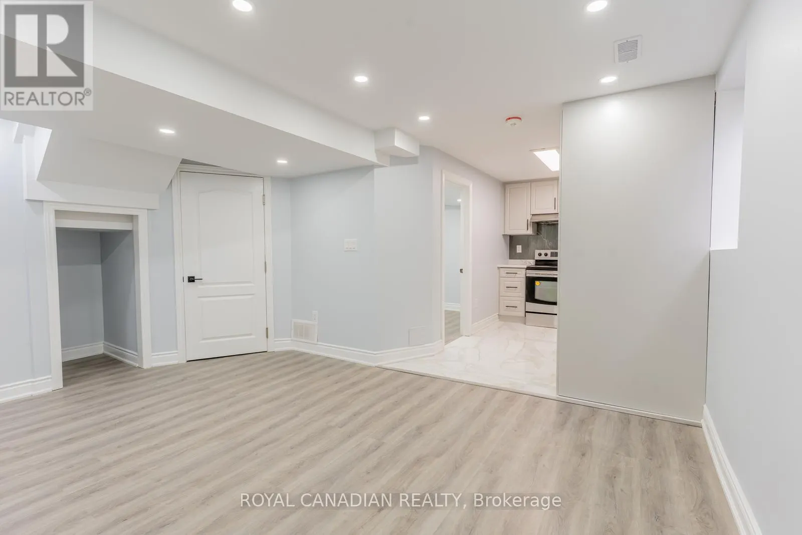 60 CHERRYTREE DRIVE W