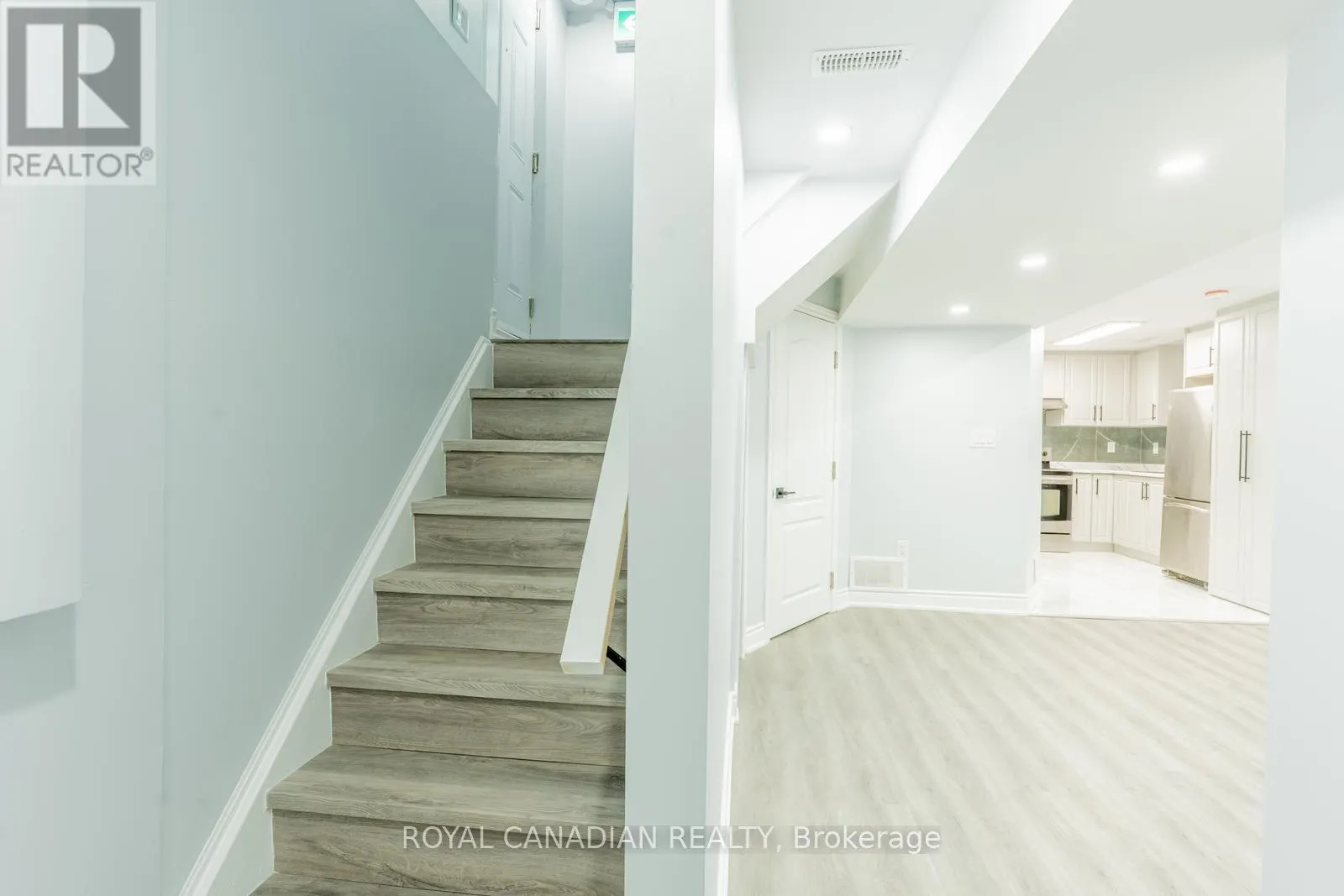 60 CHERRYTREE DRIVE W