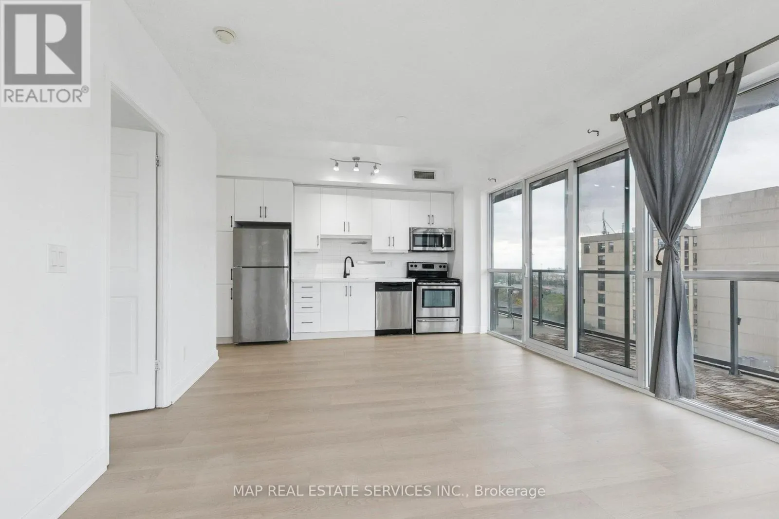 805 - 15 JAMES FINLAY WAY