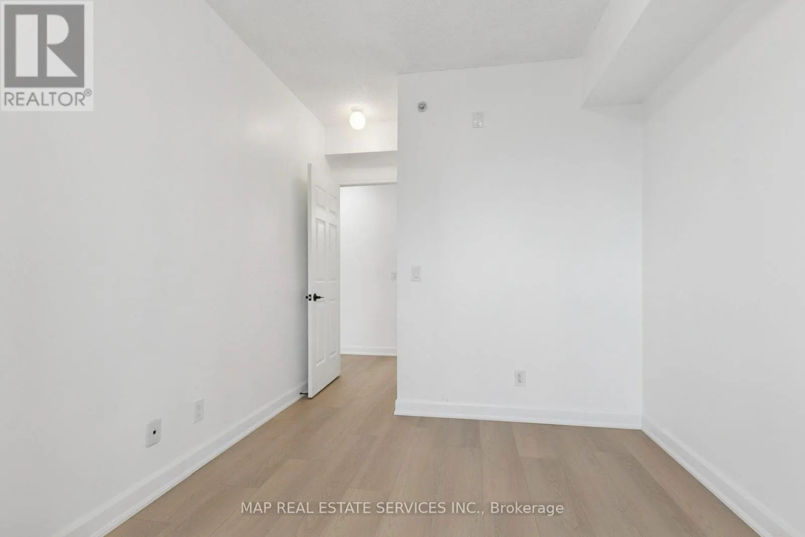 805 - 15 JAMES FINLAY WAY