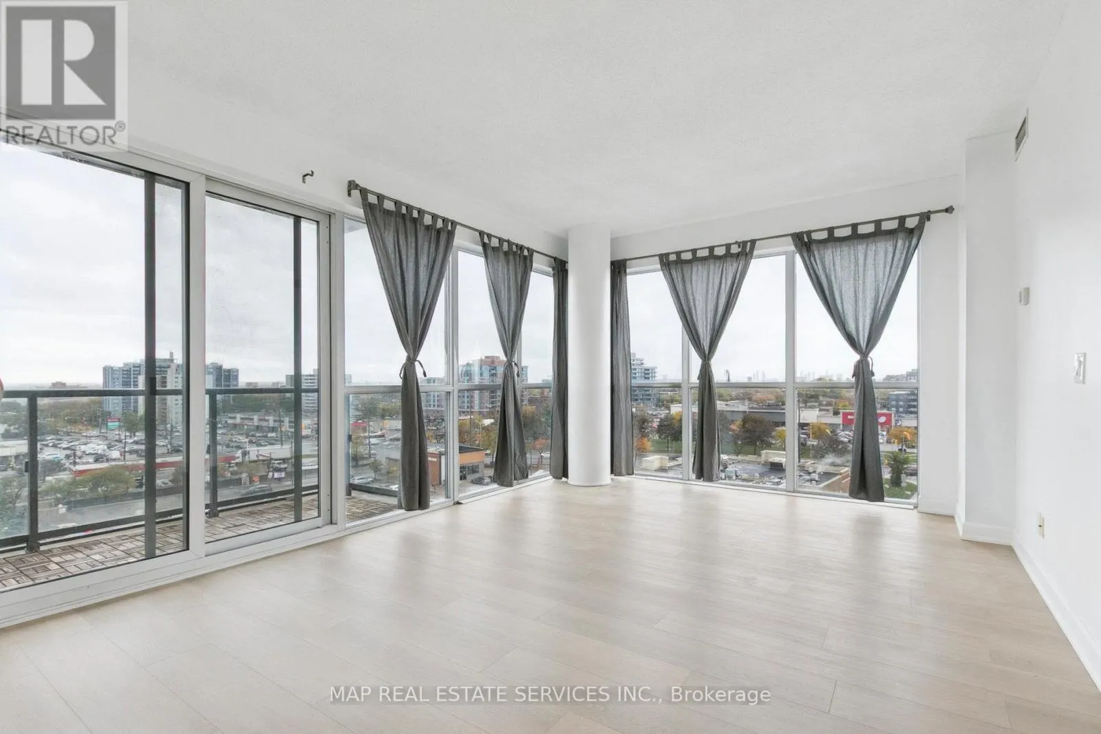 805 - 15 JAMES FINLAY WAY