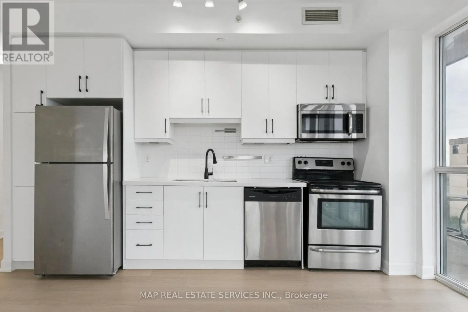 805 - 15 JAMES FINLAY WAY