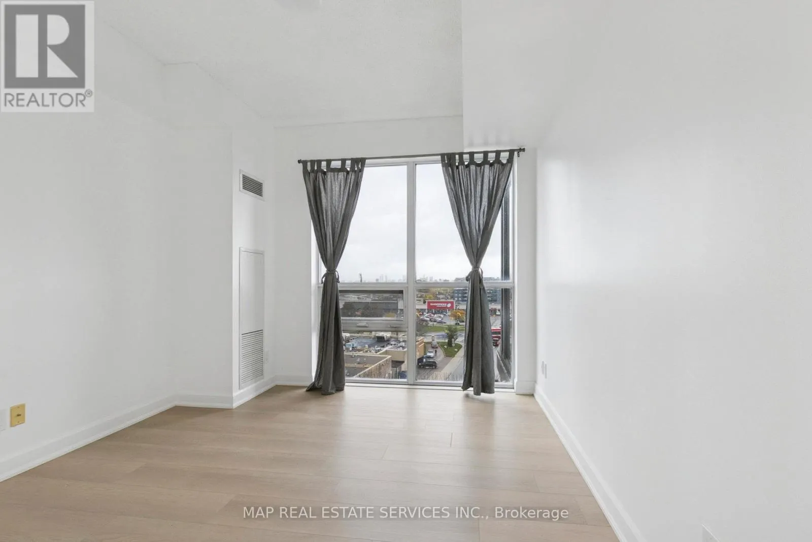 805 - 15 JAMES FINLAY WAY