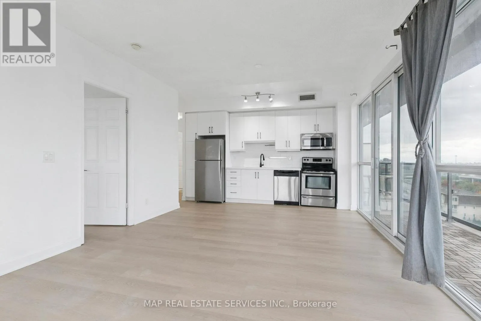 805 - 15 JAMES FINLAY WAY