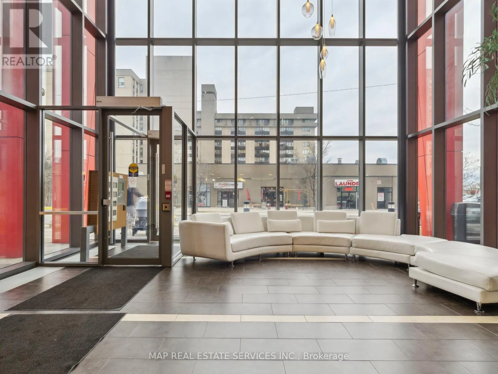 805 - 15 JAMES FINLAY WAY