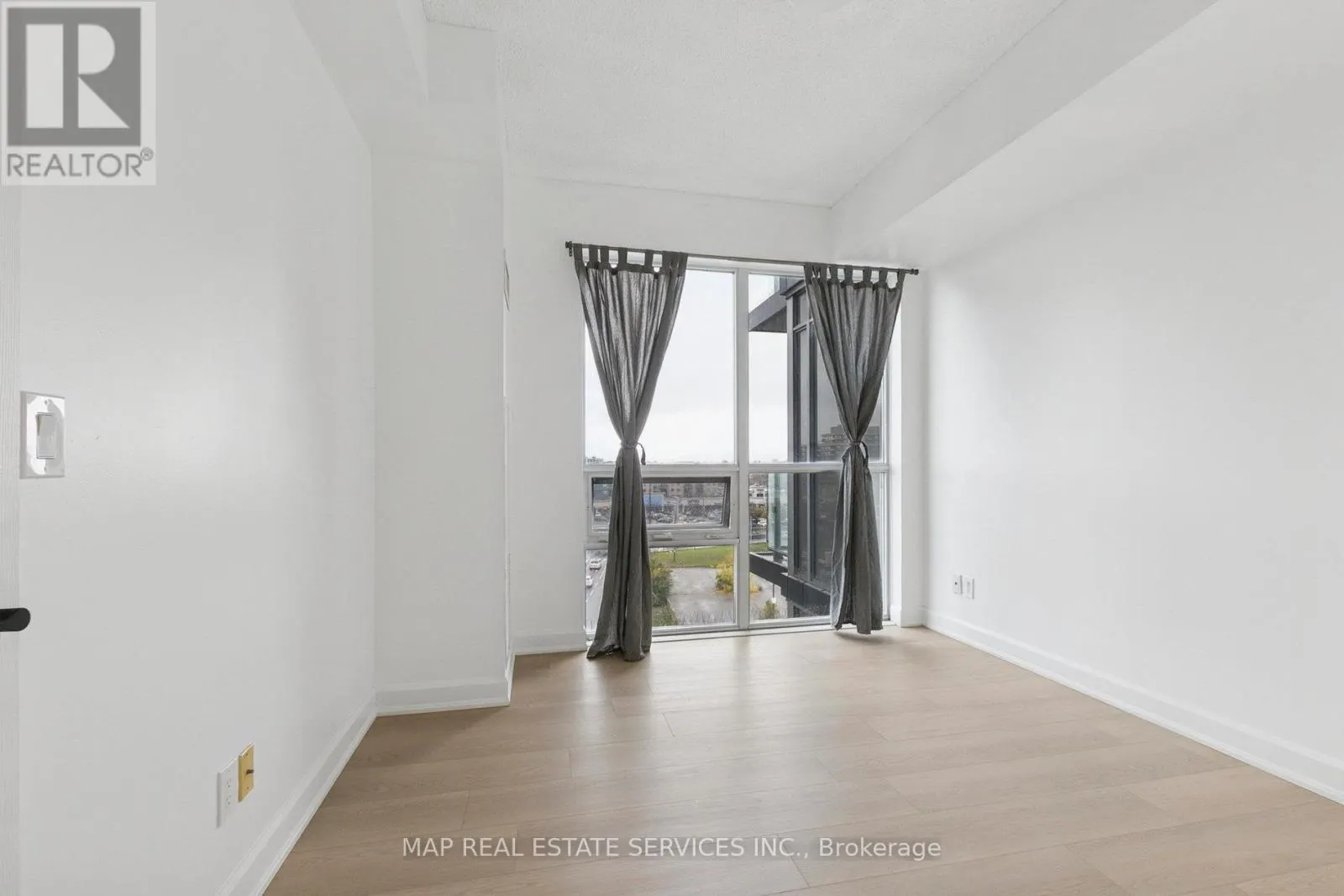 805 - 15 JAMES FINLAY WAY