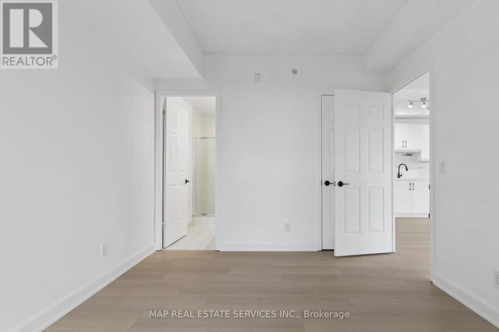 805 - 15 JAMES FINLAY WAY