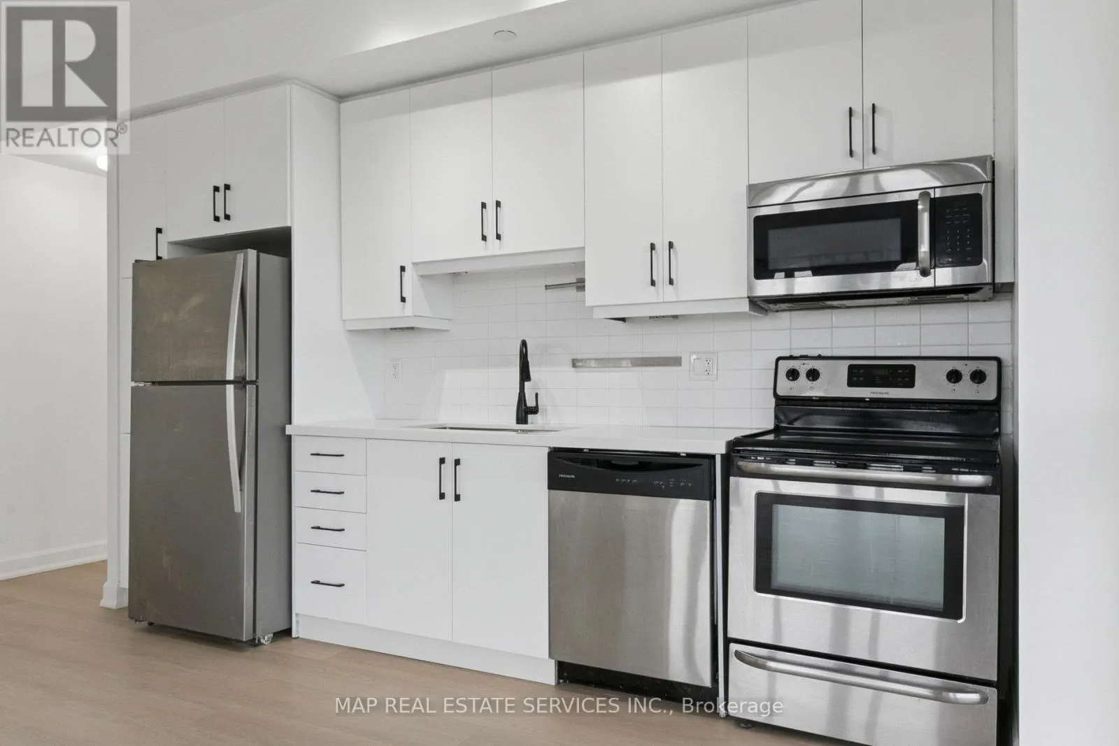 805 - 15 JAMES FINLAY WAY