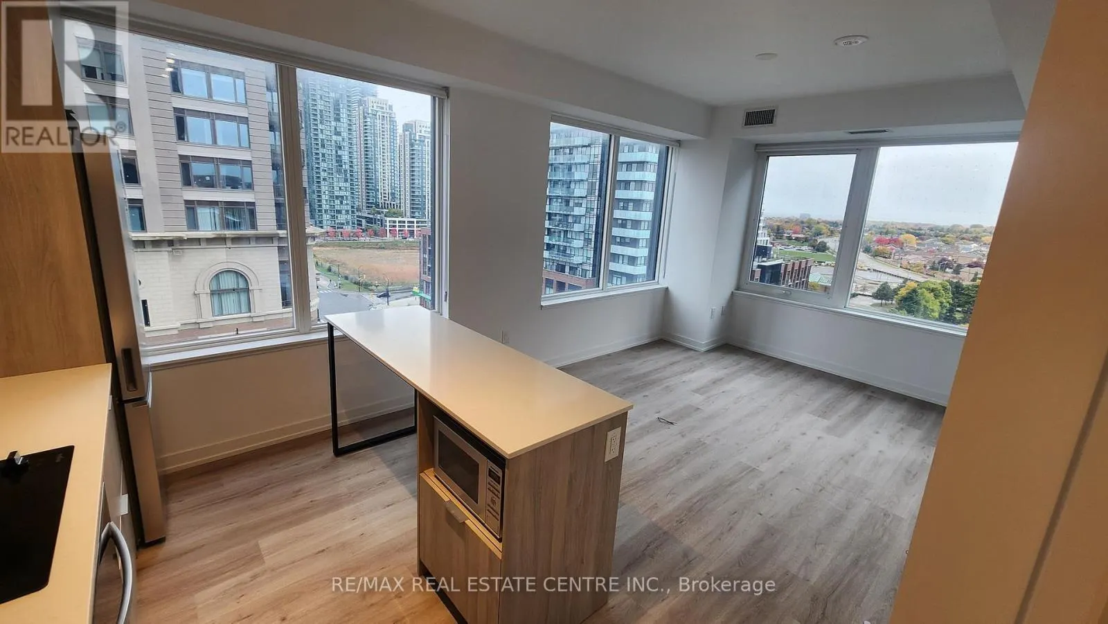 908 - 395 SQUARE ONE DRIVE