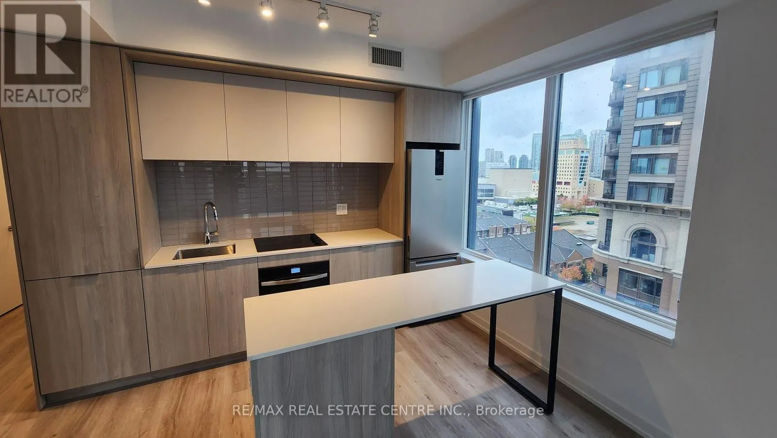 908 - 395 SQUARE ONE DRIVE