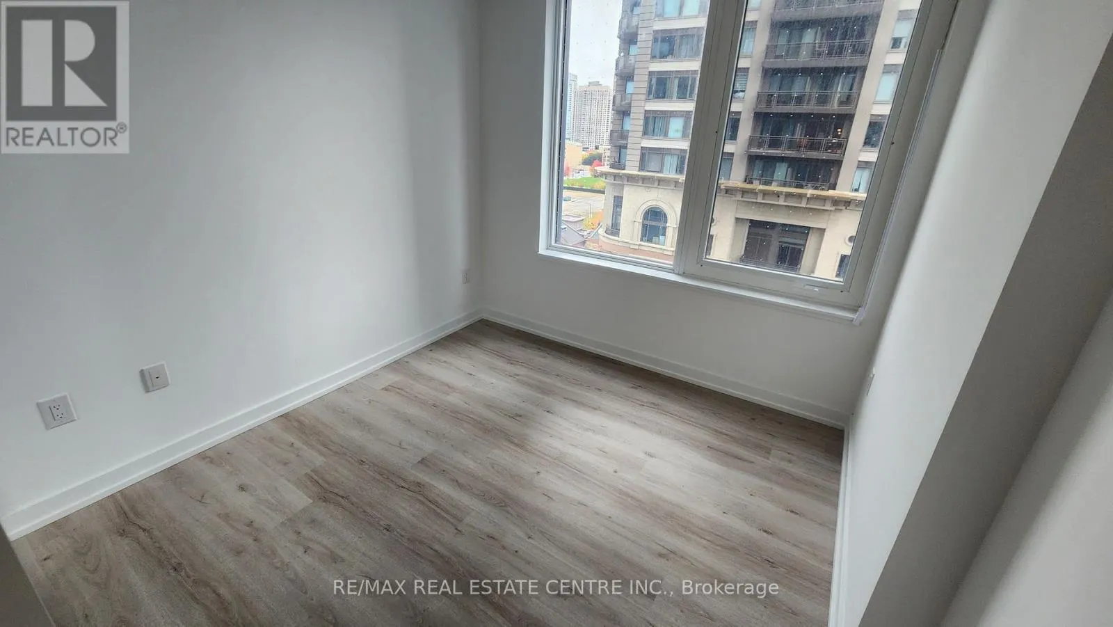 908 - 395 SQUARE ONE DRIVE