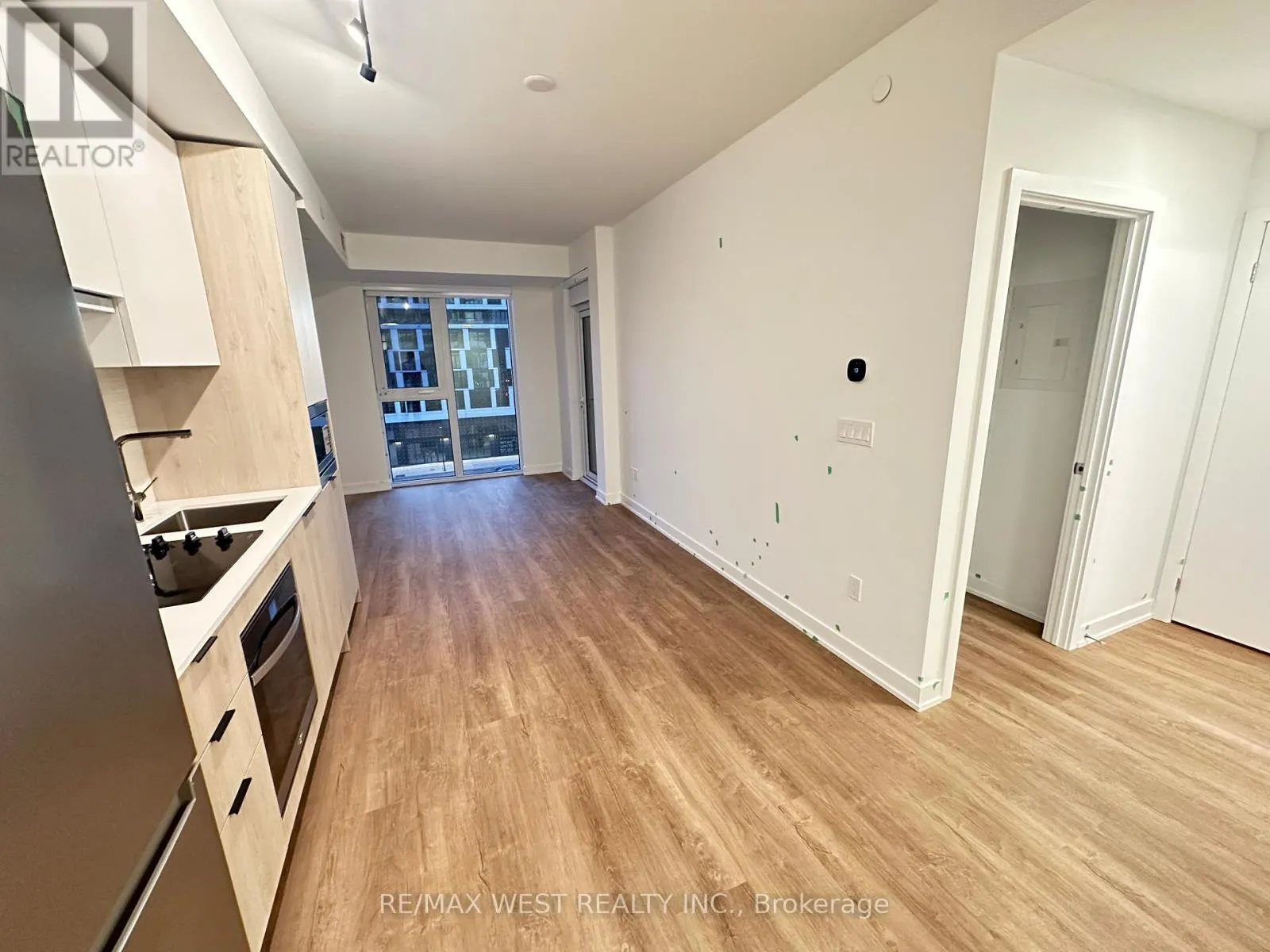 429 - 1007 THE QUEENSWAY AVENUE