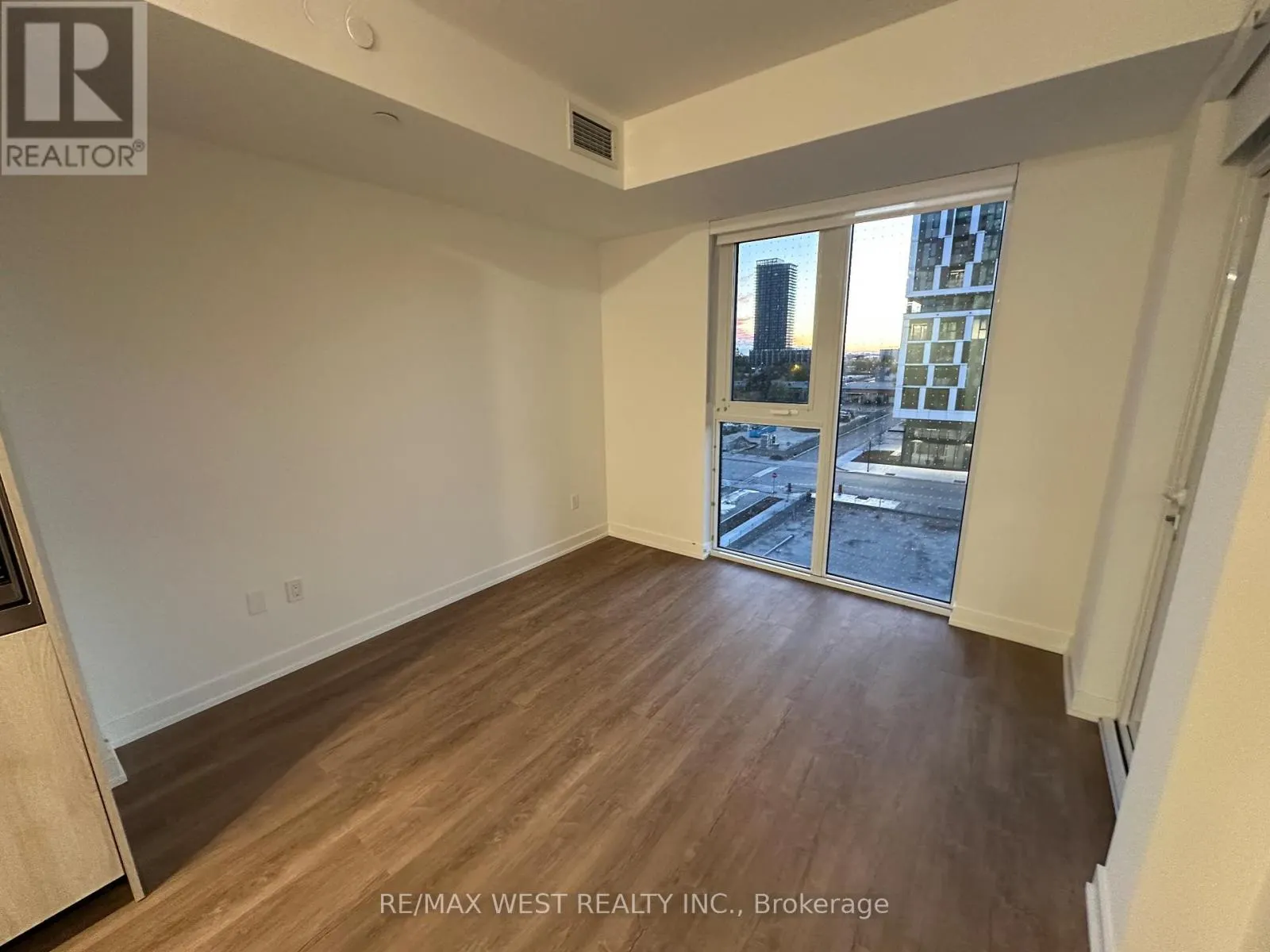 429 - 1007 THE QUEENSWAY AVENUE