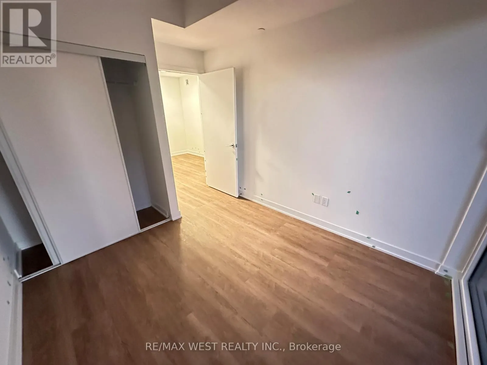 429 - 1007 THE QUEENSWAY AVENUE