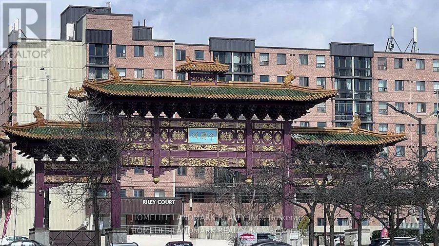 E11 - 888 DUNDAS STREET E