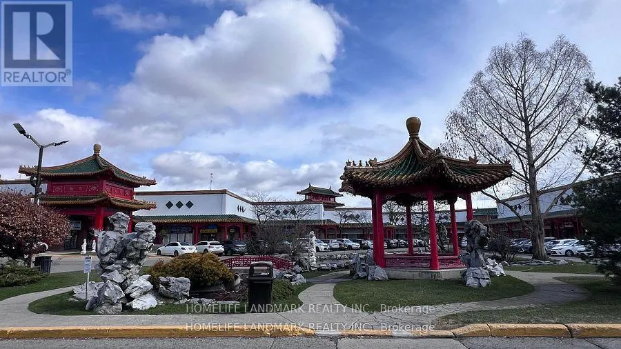 E11 - 888 DUNDAS STREET E