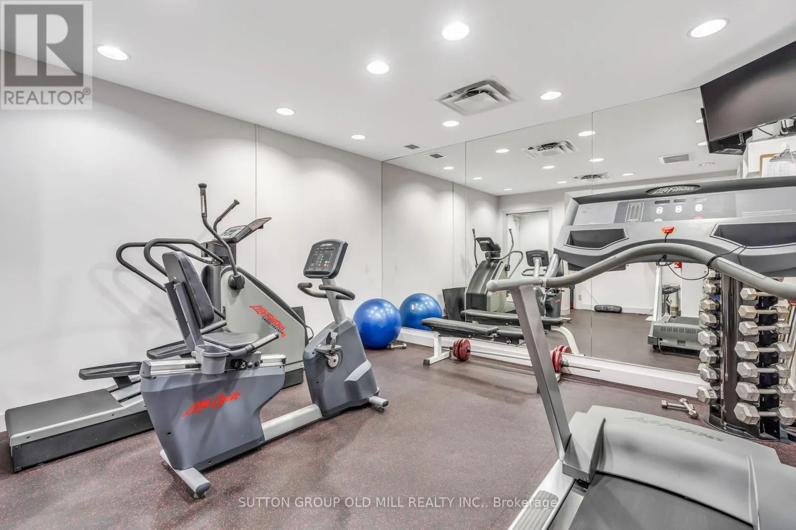 206 - 10 OLD MILL TRAIL