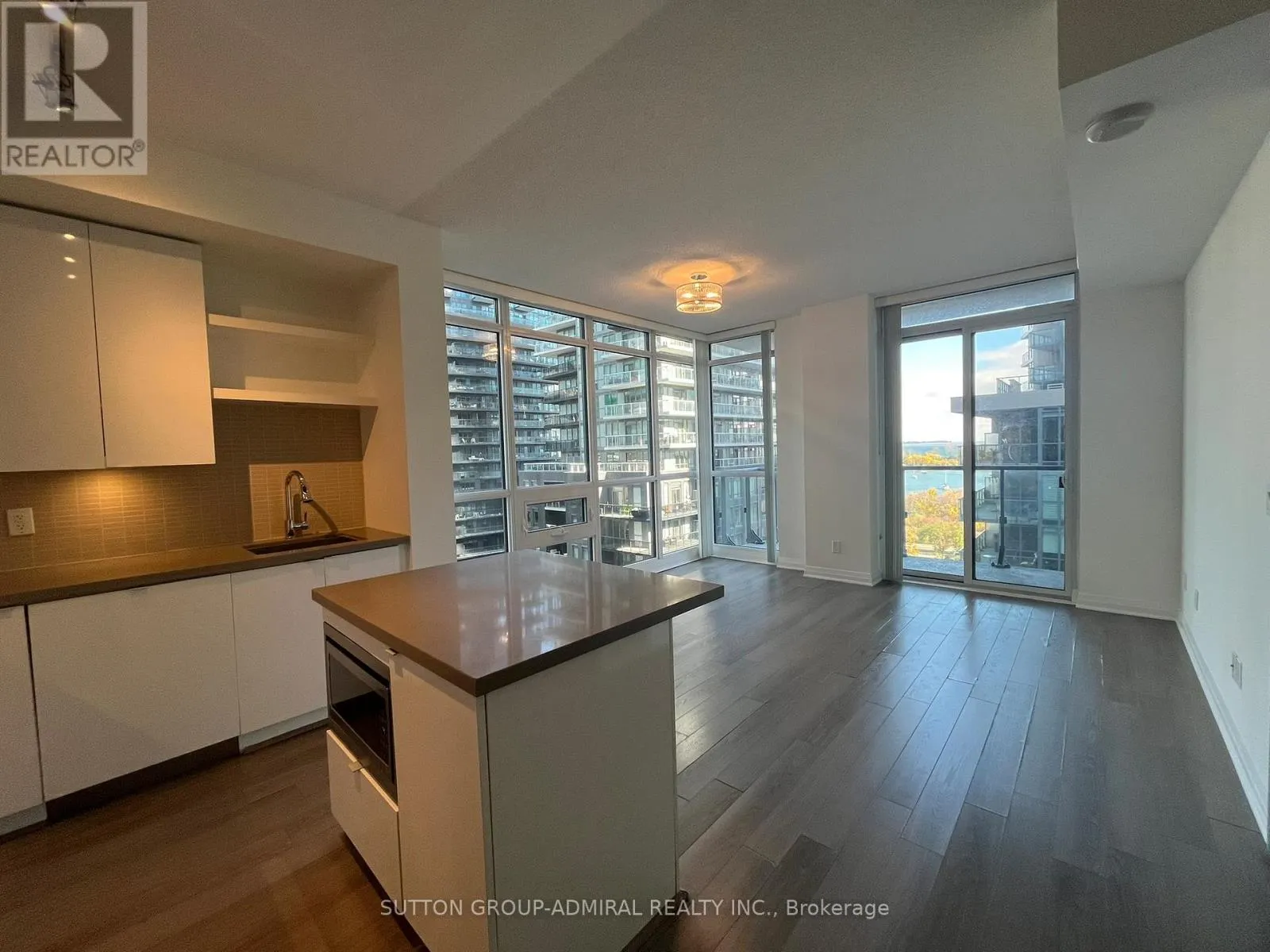 712 - 60 ANNIE CRAIG DRIVE