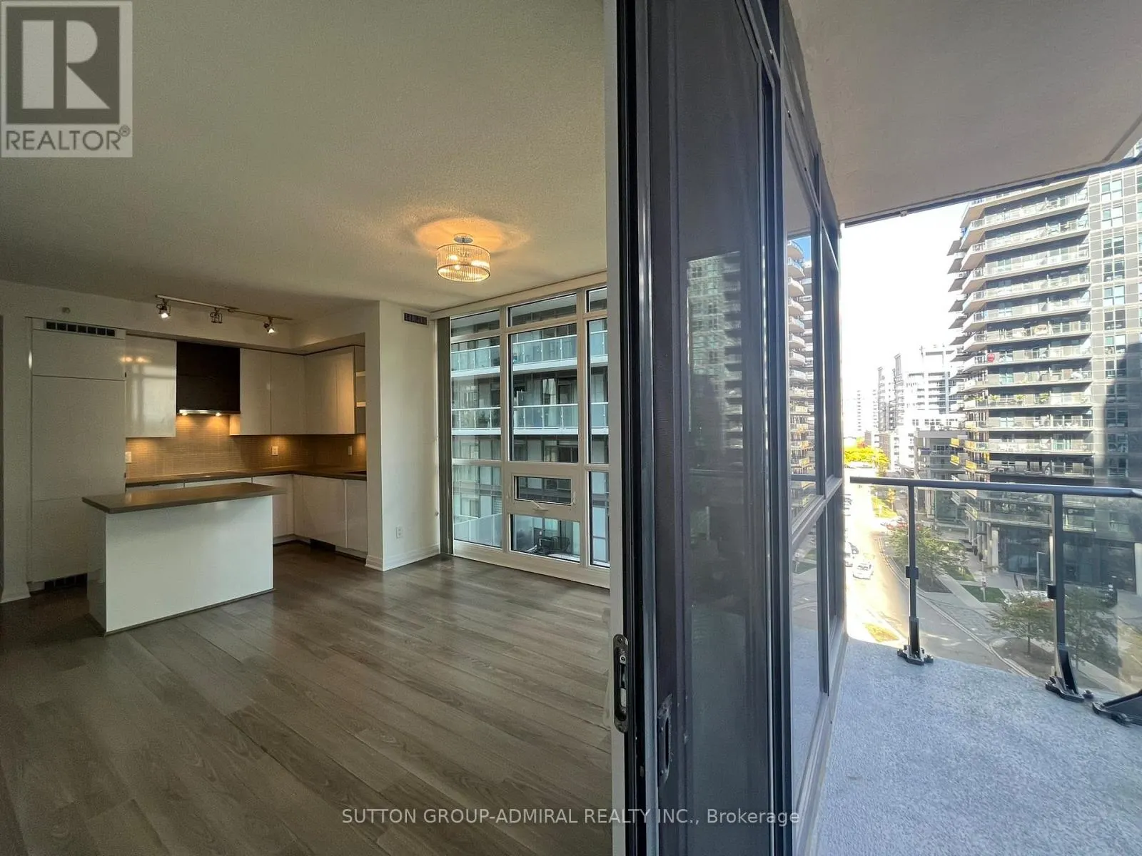 712 - 60 ANNIE CRAIG DRIVE