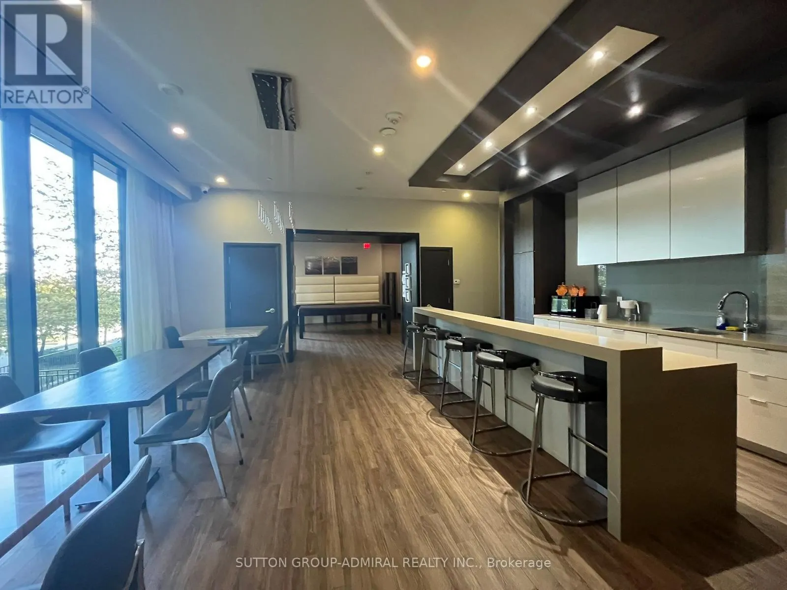 712 - 60 ANNIE CRAIG DRIVE