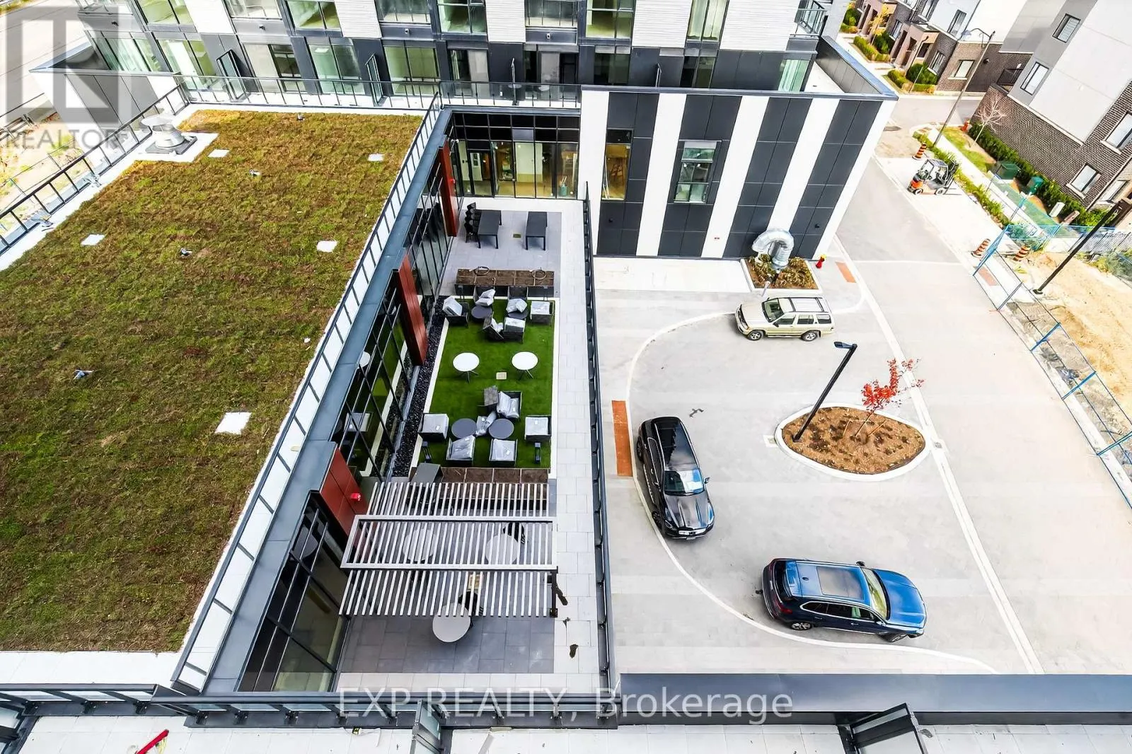 602 - 3071 TRAFALGAR ROAD