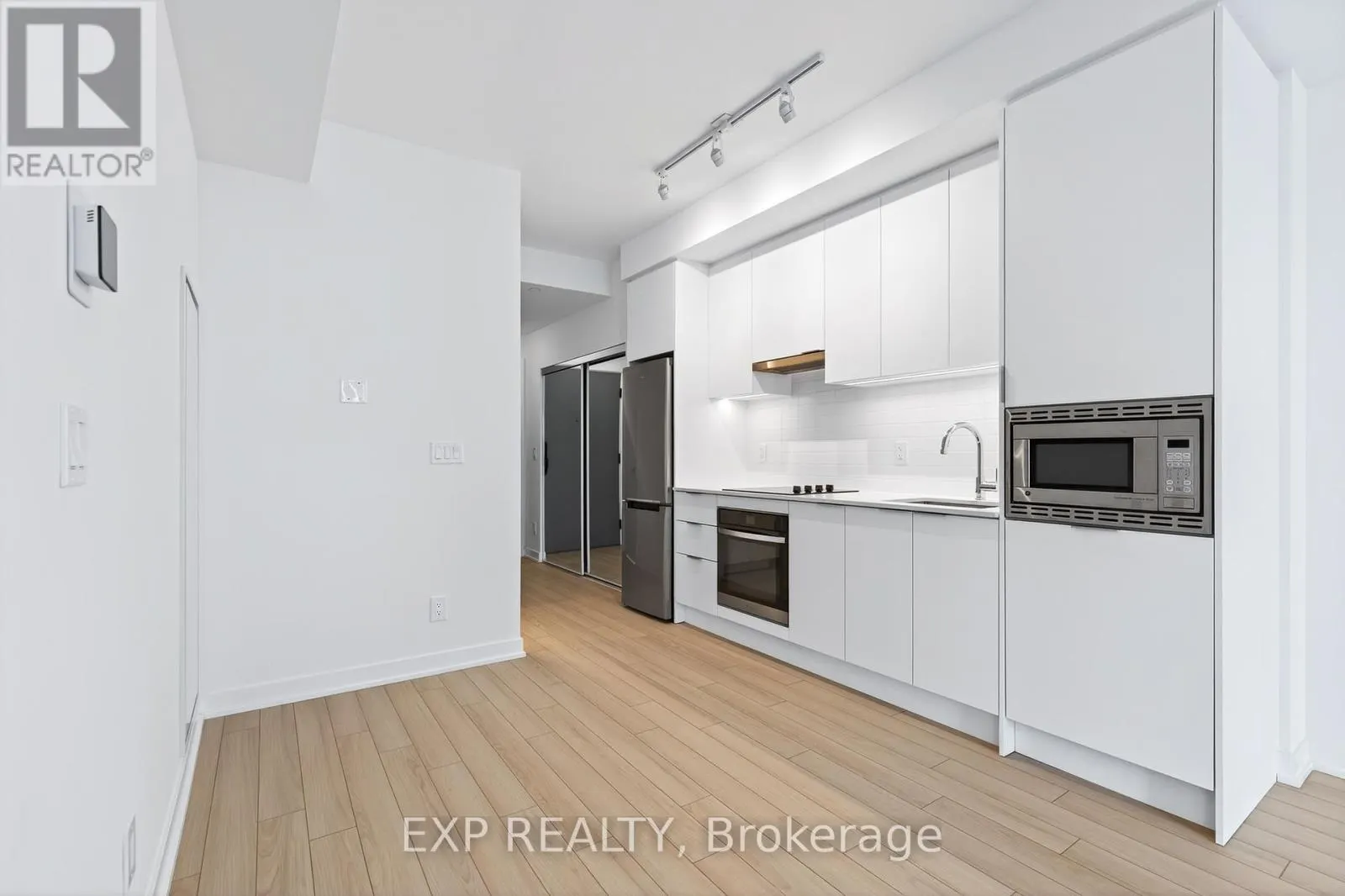 602 - 3071 TRAFALGAR ROAD