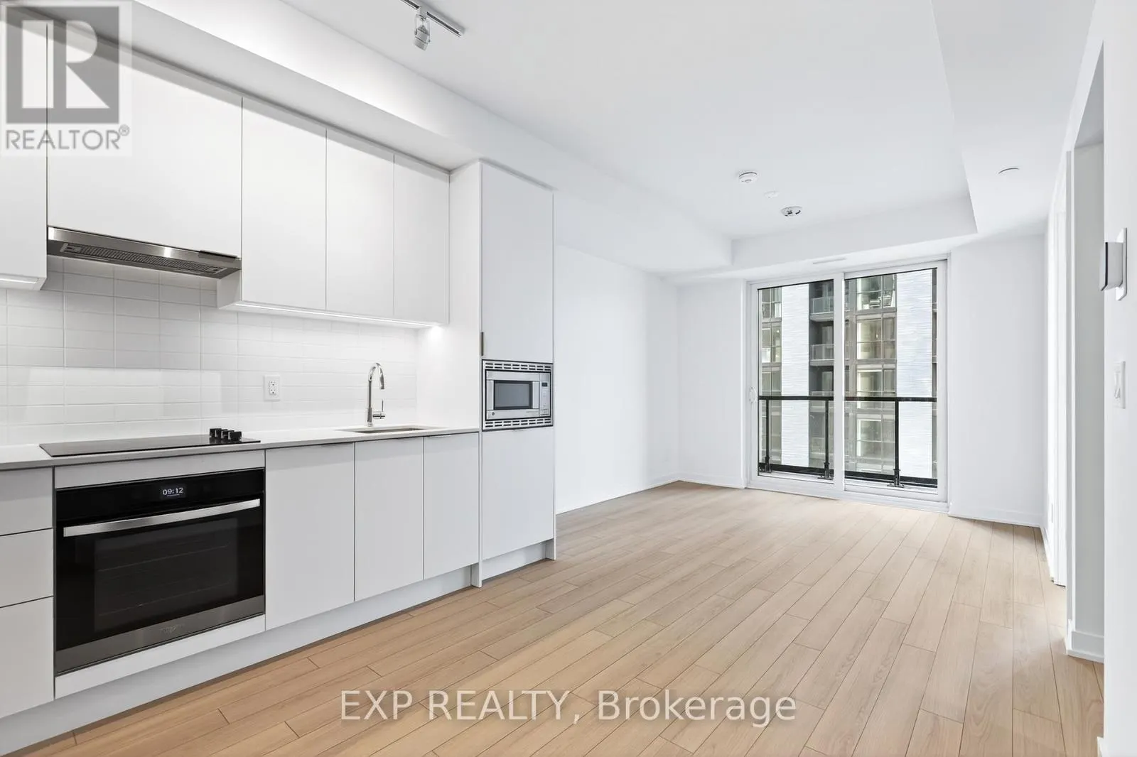 602 - 3071 TRAFALGAR ROAD