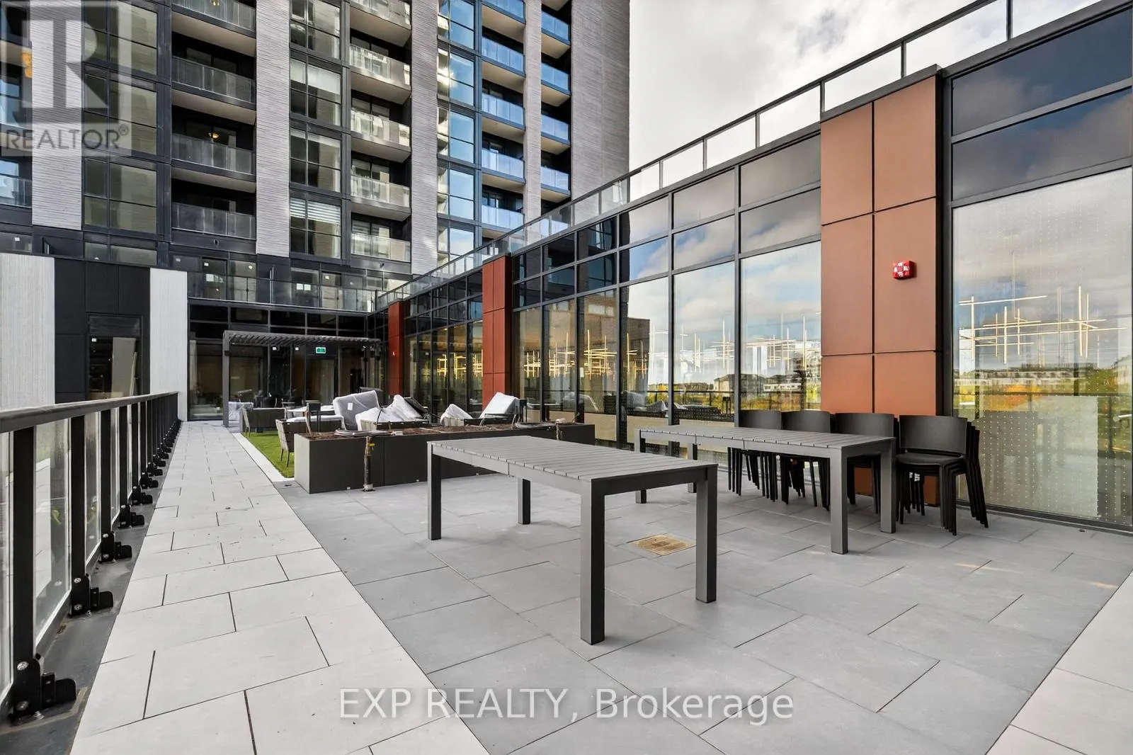 602 - 3071 TRAFALGAR ROAD