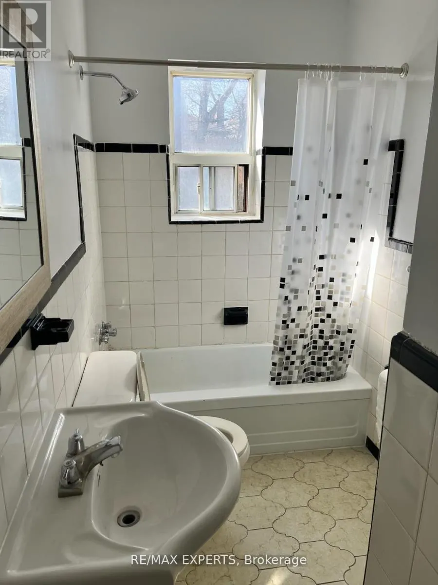 102 - 3261A LAKE SHORE BOULEVARD W