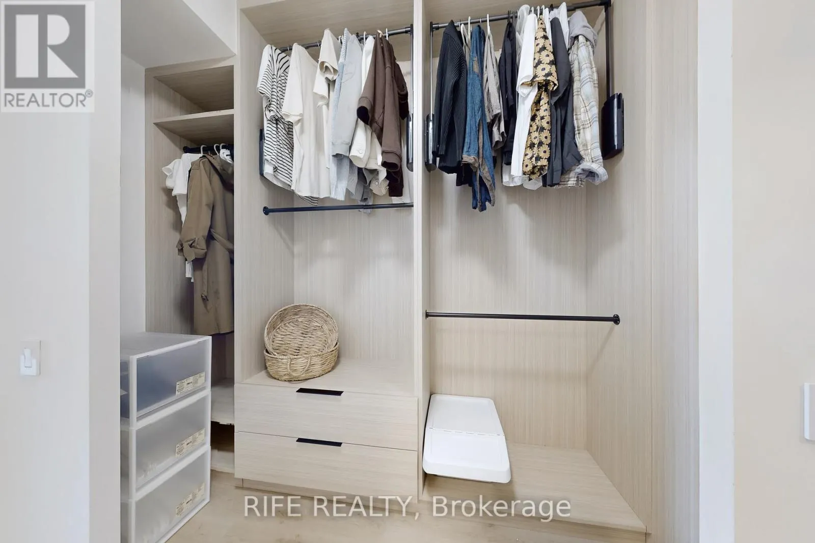 2512 - 103 THE QUEENSWAY AVENUE