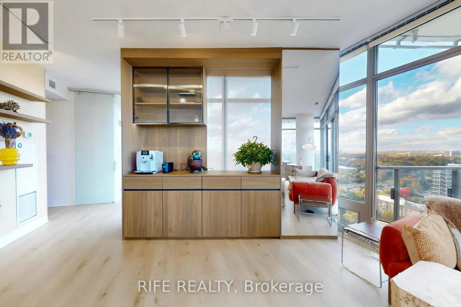 2512 - 103 THE QUEENSWAY AVENUE