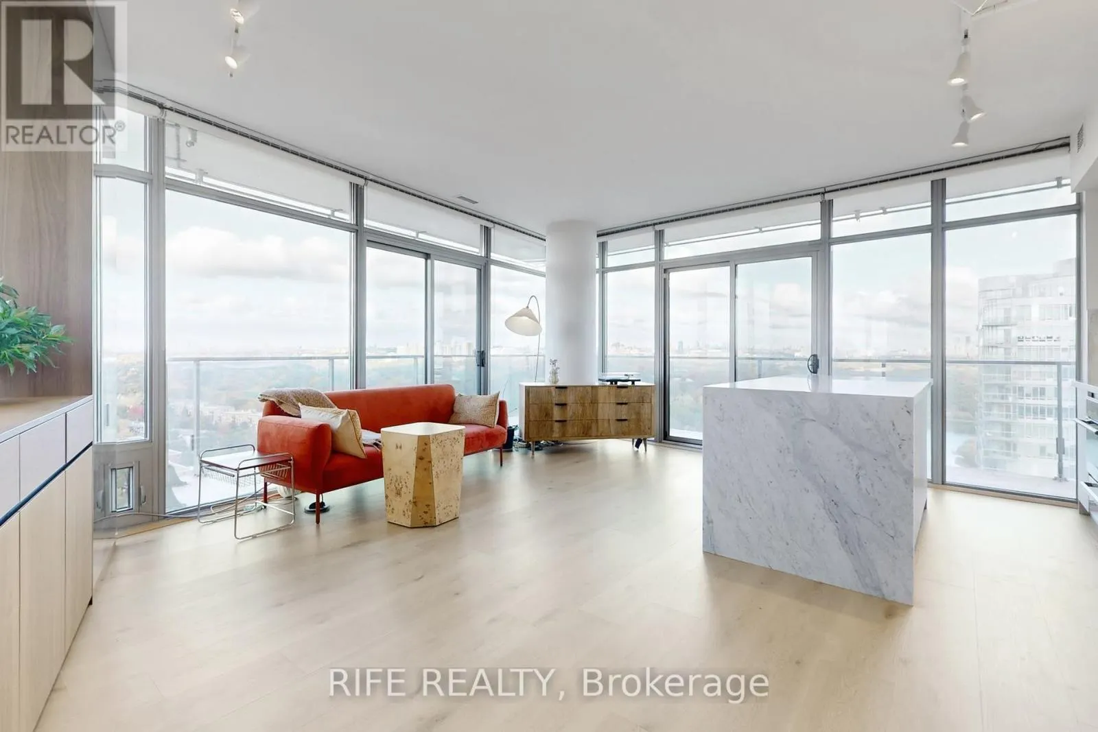 2512 - 103 THE QUEENSWAY AVENUE