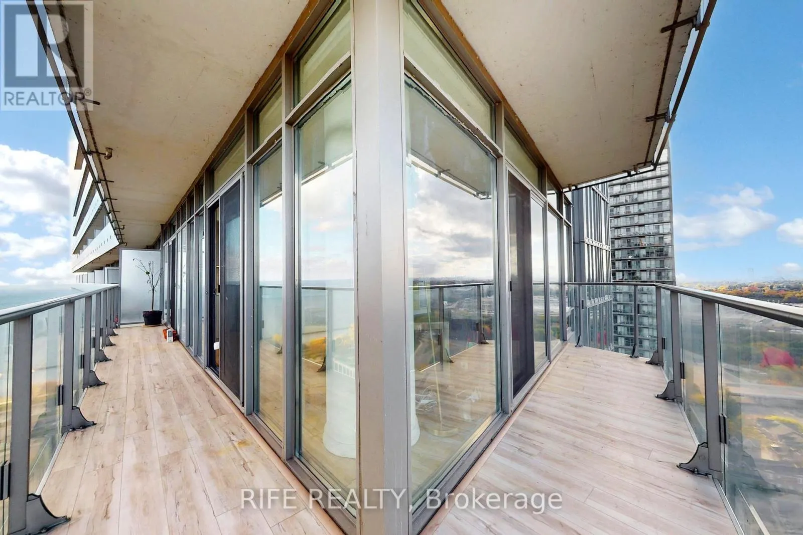 2512 - 103 THE QUEENSWAY AVENUE