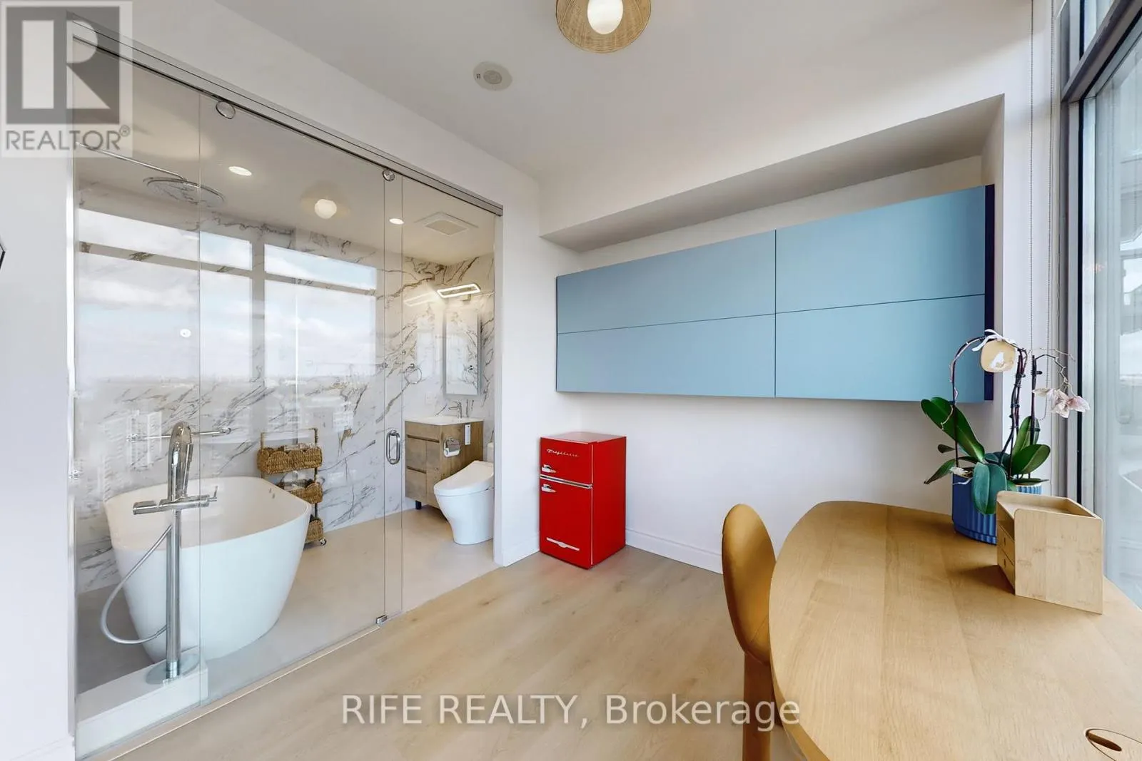 2512 - 103 THE QUEENSWAY AVENUE