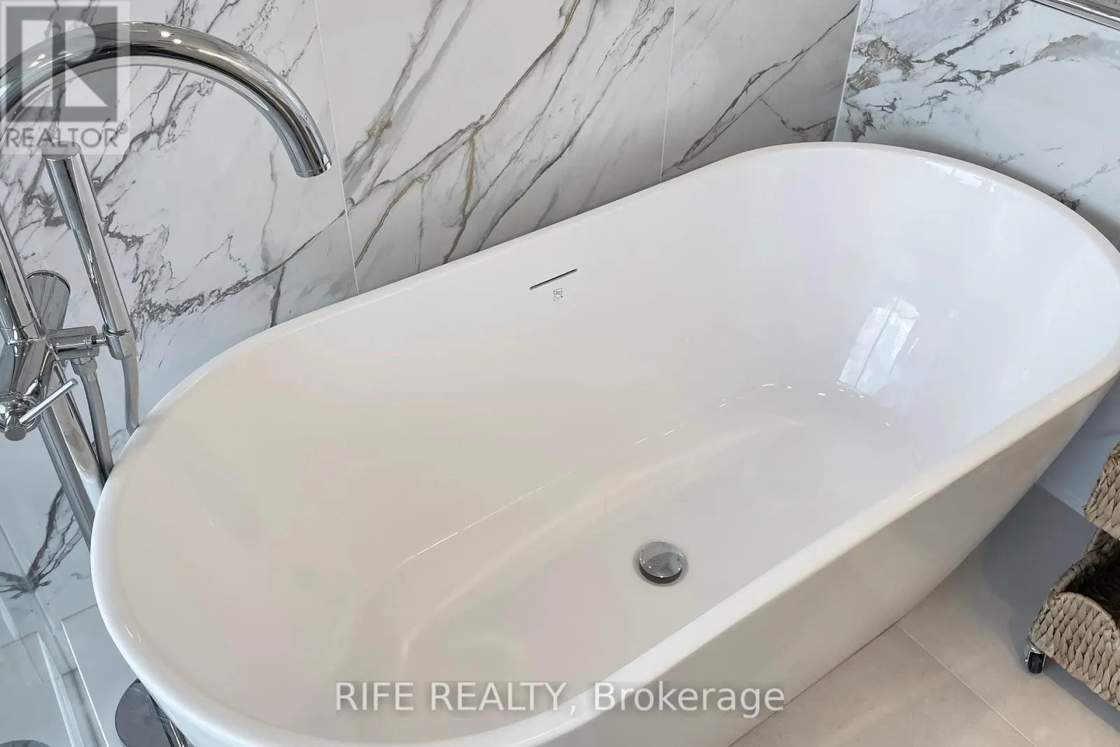 2512 - 103 THE QUEENSWAY AVENUE