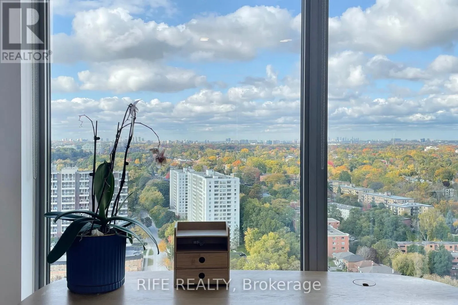 2512 - 103 THE QUEENSWAY AVENUE