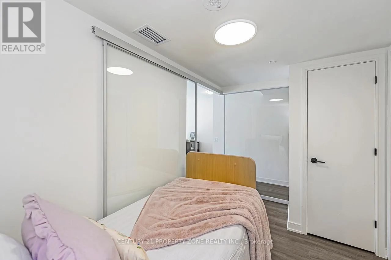 TH 105 - 8010 DERRY ROAD W