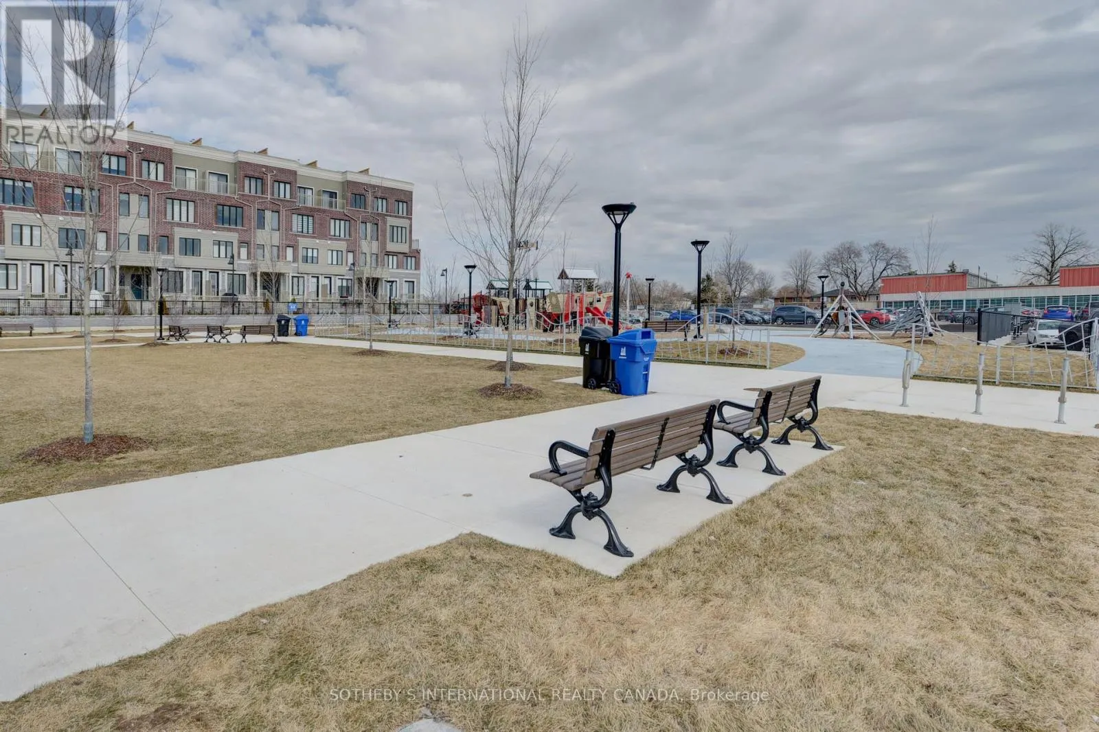 10-4 - 90 EASTWOOD PARK GARDENS