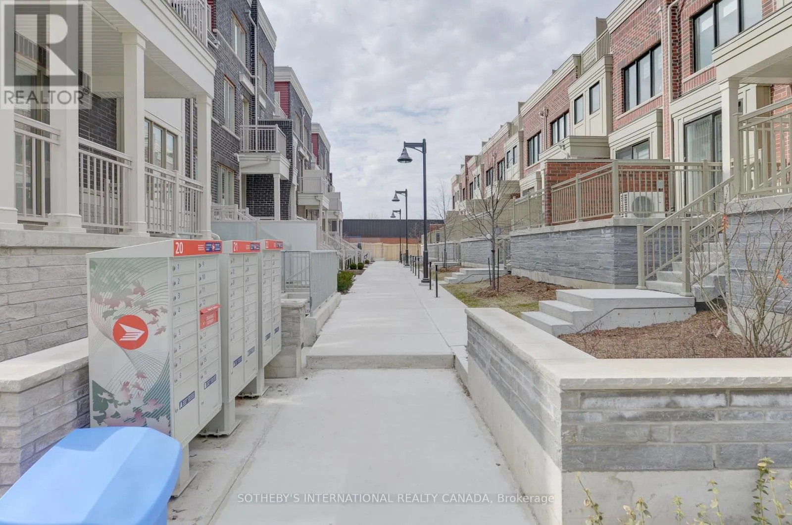 10-4 - 90 EASTWOOD PARK GARDENS