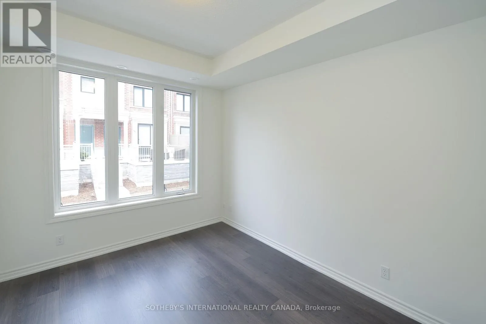 10-4 - 90 EASTWOOD PARK GARDENS