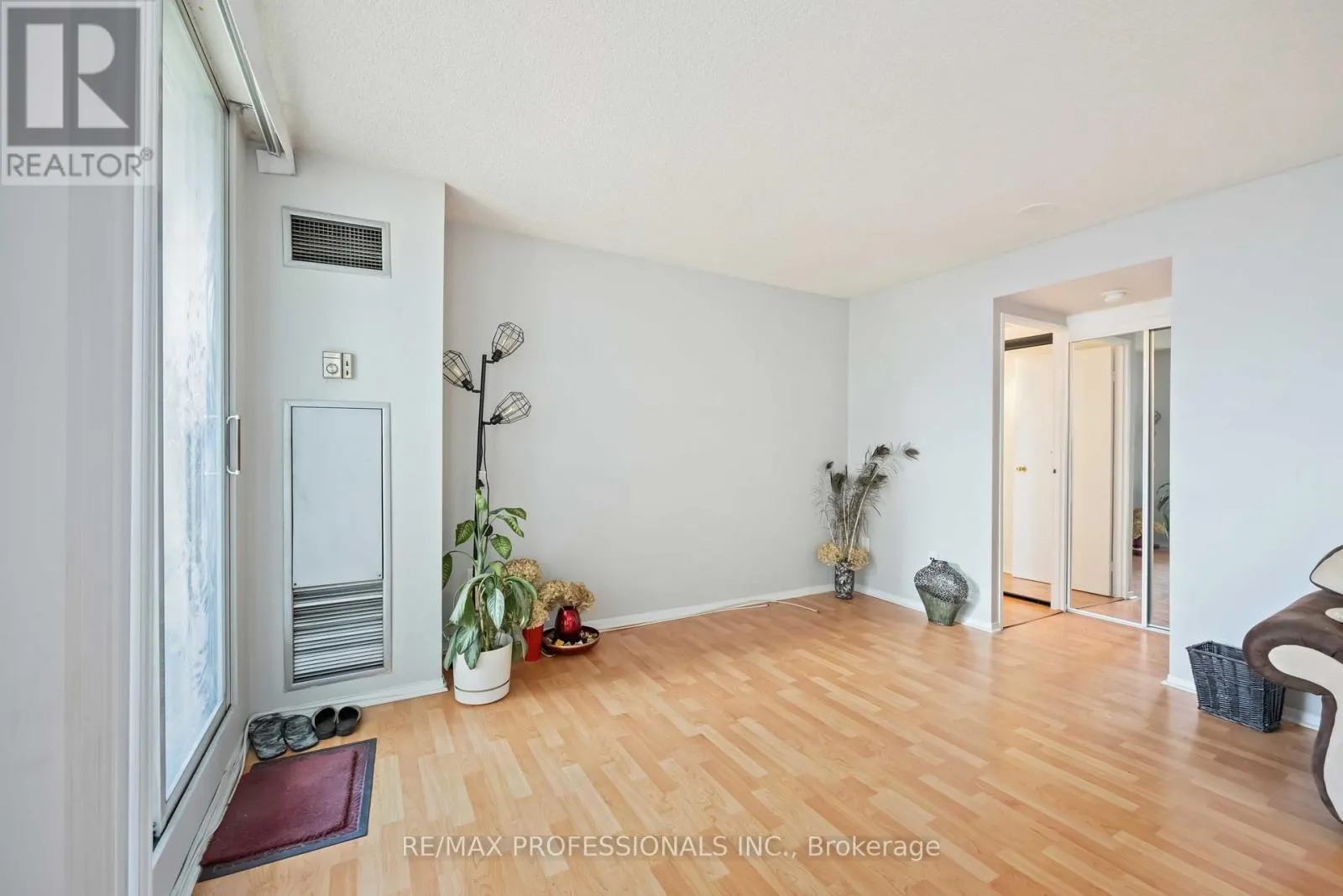 1206 - 3077 WESTON ROAD