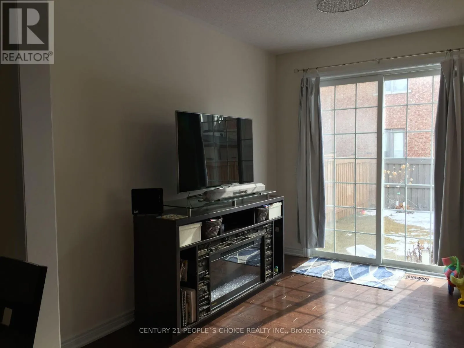 UPPER - 71 BUCHANAN CRESCENT