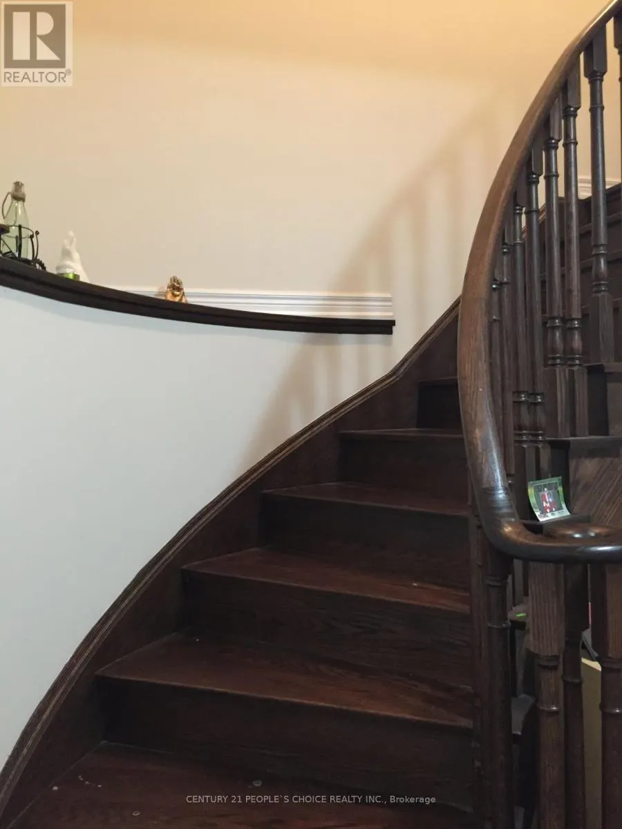 UPPER - 71 BUCHANAN CRESCENT