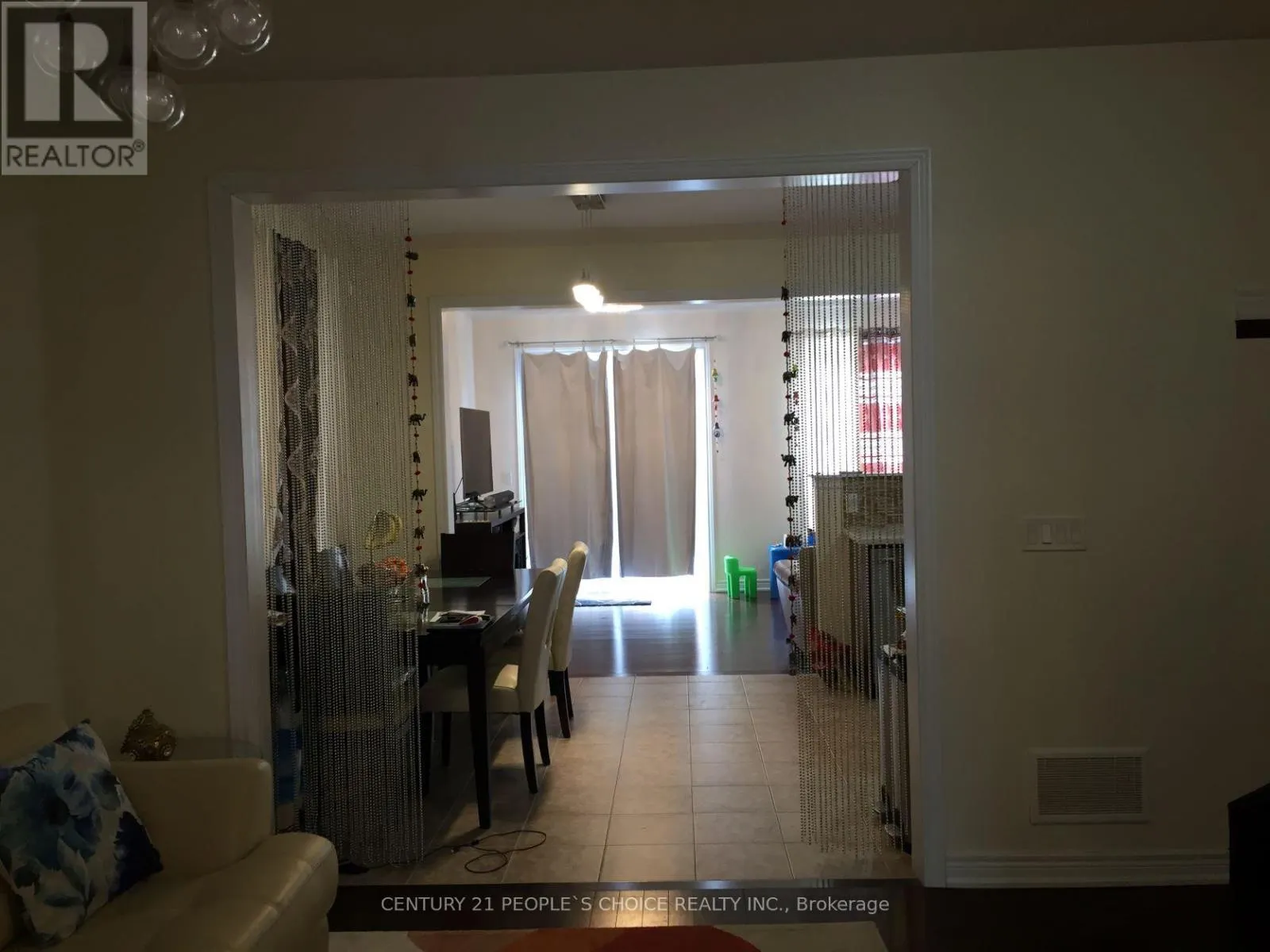 UPPER - 71 BUCHANAN CRESCENT