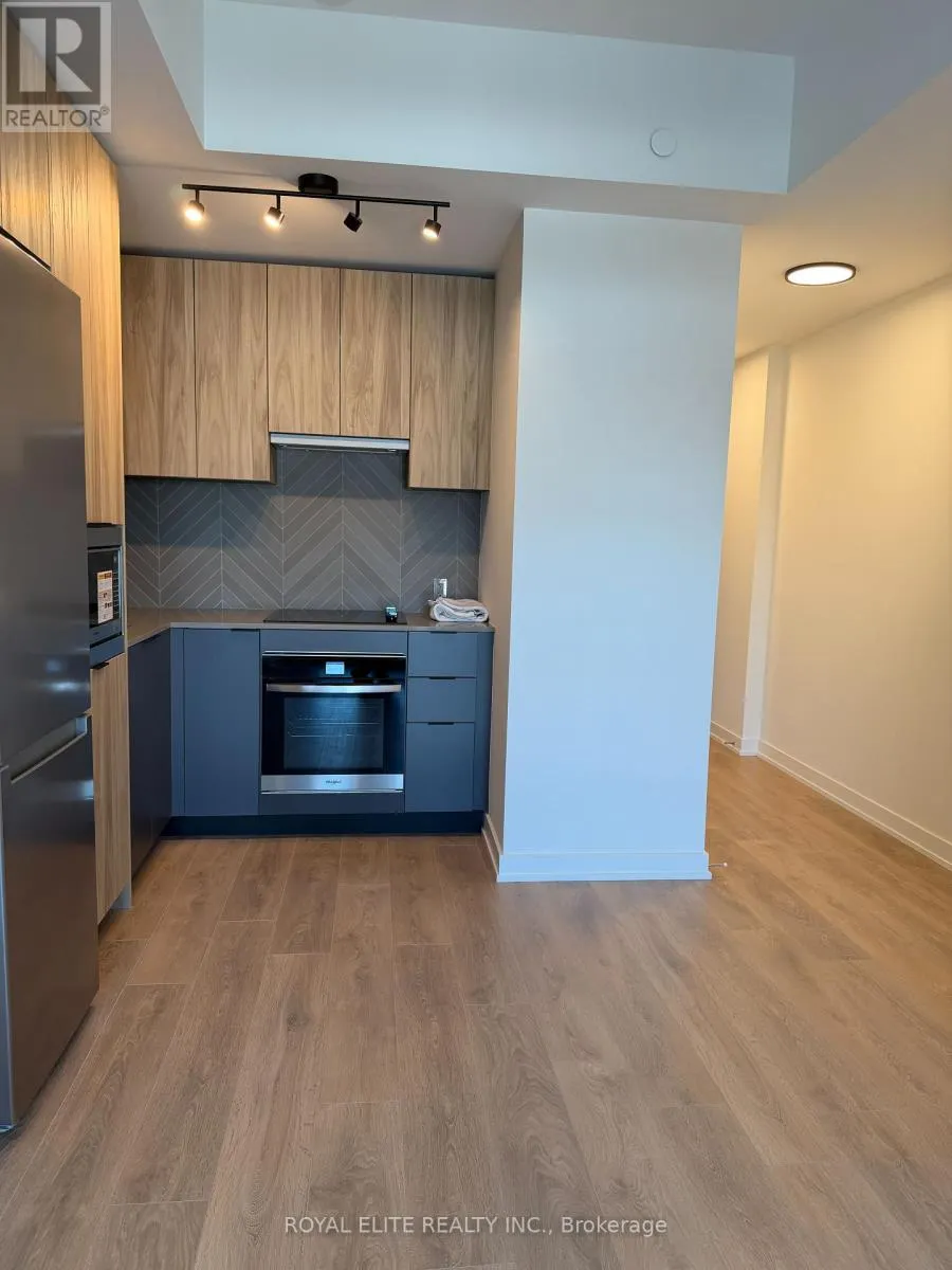 513 - 1037 THE QUEENSWAY