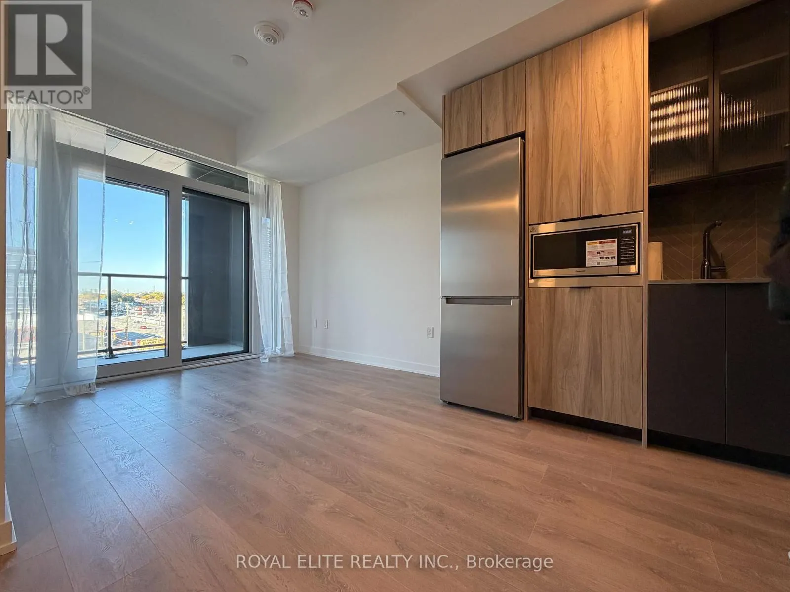 513 - 1037 THE QUEENSWAY