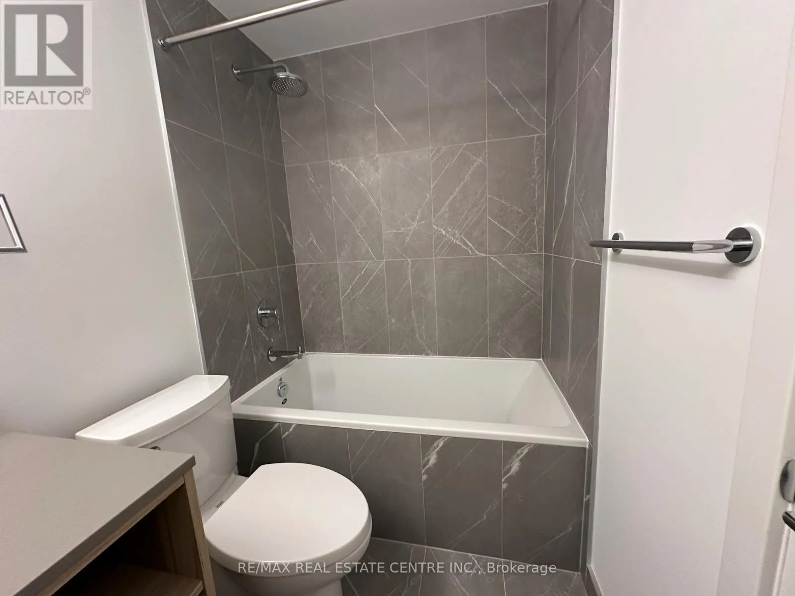 318 - 1037 THE QUEENSWAY