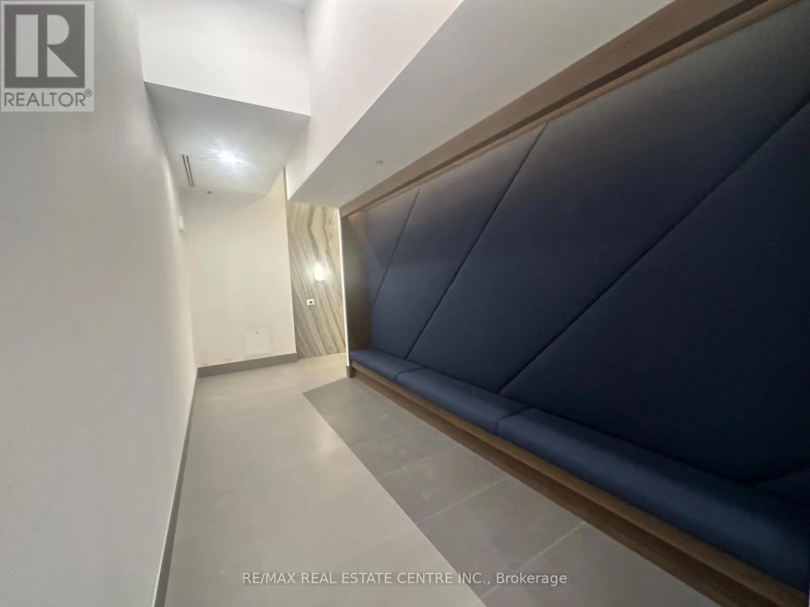 318 - 1037 THE QUEENSWAY