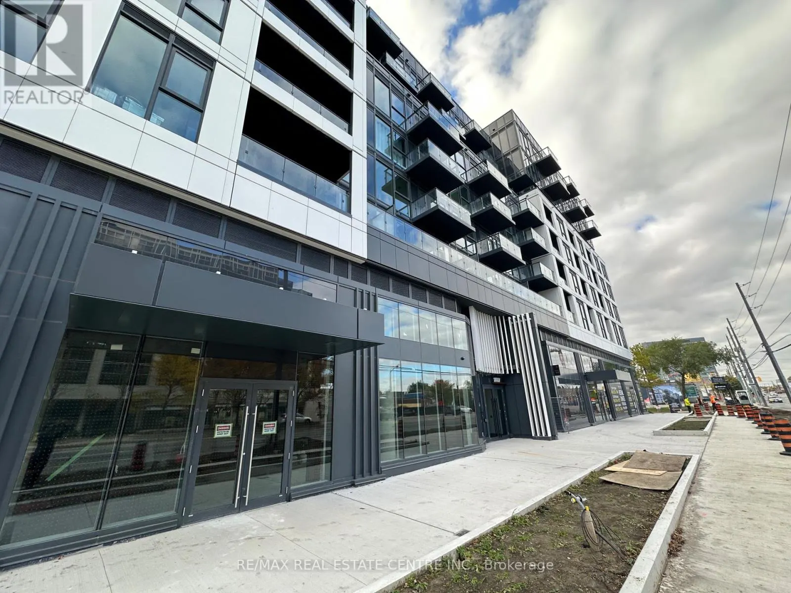 318 - 1037 THE QUEENSWAY