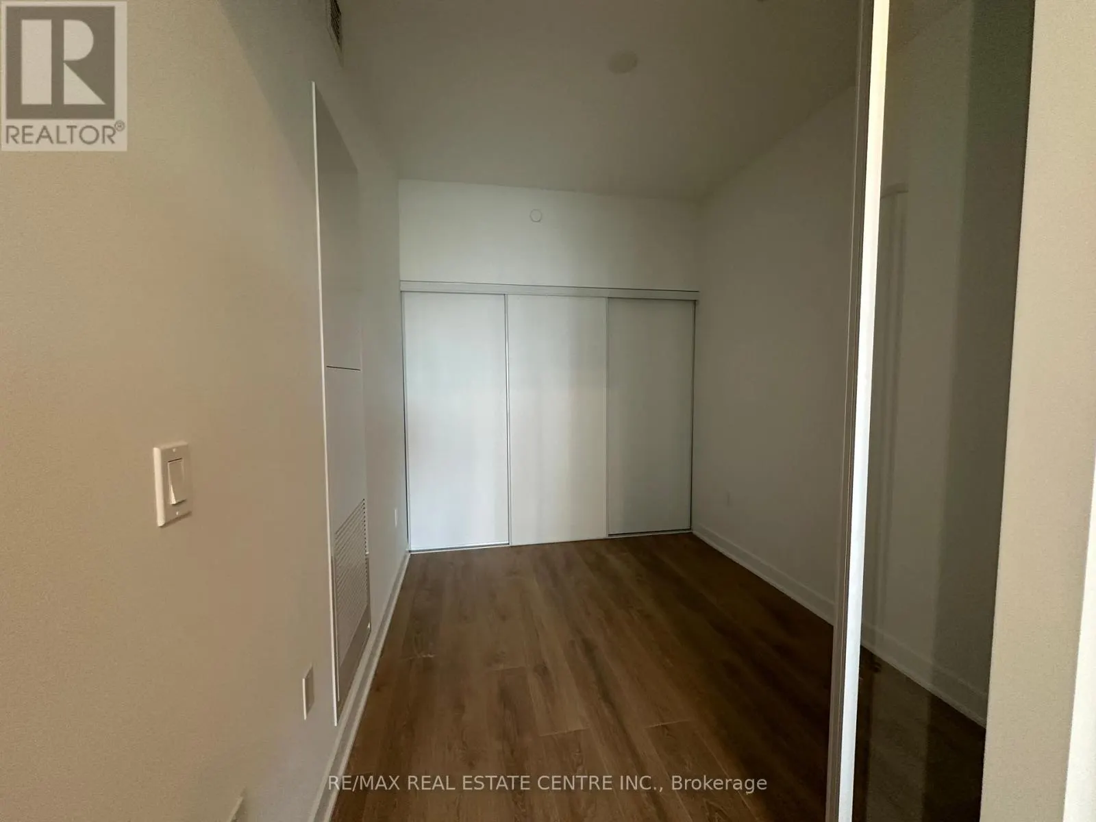 318 - 1037 THE QUEENSWAY